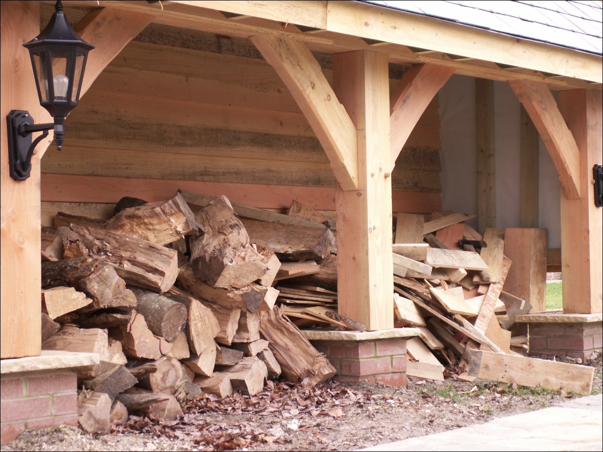 Log store with traditional bracing to the posts